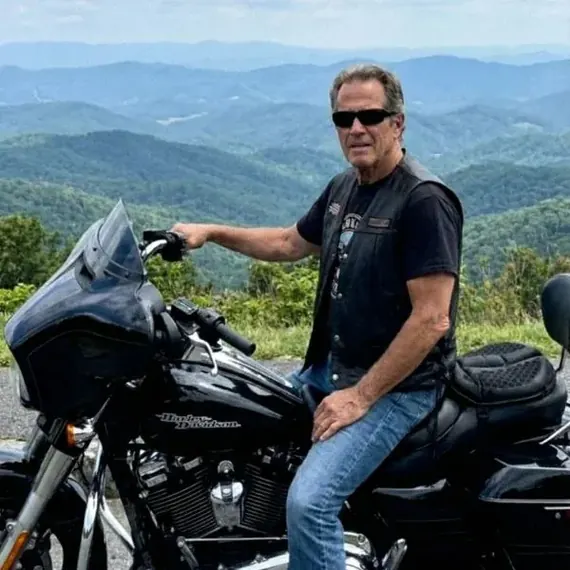 Gerardo L. en su Harley-Davidson, con las montañas a sus pies