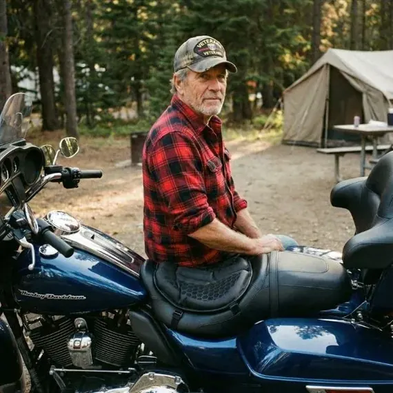 Roberto P. sentado en su Harley equipada con SelleZen, en el campamento